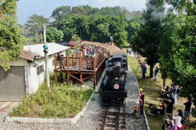 25號蒸汽火車停於竹崎車站加煤台旁