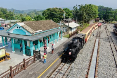 25號蒸汽火車停靠於新修復竹崎車站