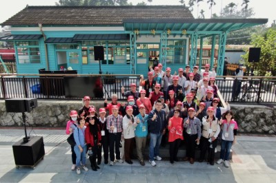 林鐵通車109年週年慶，與會貴賓於竹崎車站前熱情合影