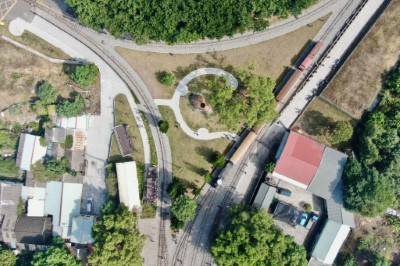 乘客搭乘火車繞三角線調頭轉向