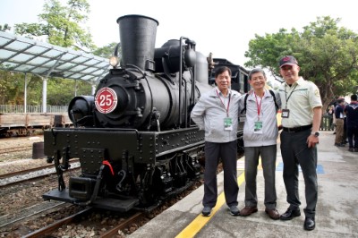 前北門車站站長吳慶磨（左一）、曾金城（中）與現任站長尤宗偉於北門車站合影