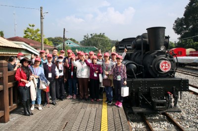 各界貴賓與林鐵退休同仁與25號蒸汽火車合影