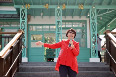 林鐵及文資處黃妙修處長於修復後的竹崎車站，喜迎通車109年週年慶