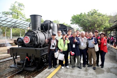 林鐵退休司機員左起翁幸昭、陳河銘、呂文聲及修理工場前主任林南義，在北門車站與林鐵處同仁合影