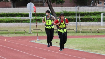 女性考生負重跑走