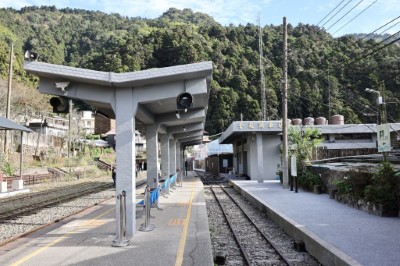 清麗無華奮起湖車站