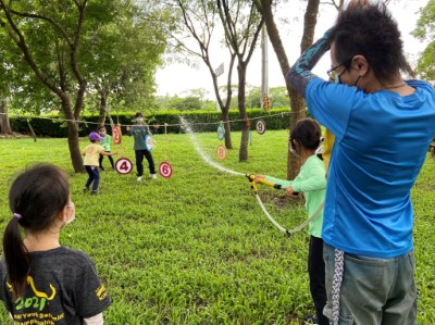 引領學員操作背負式水袋並從遊戲中體認森林護管員滅火的難度