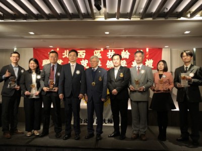 得獎者和林務局林華慶局長(左四)、台北西區扶輪社陳由臻社長(中間)合影