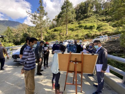 生態人員解說錦屏林道改善工查調查資料