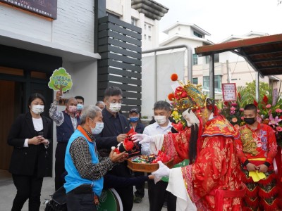 開幕儀式，財神爺來祝福。