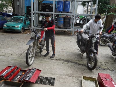 花蓮高工汽車科學生興奮地研究檔車。