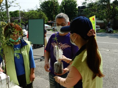 去(110年)花蓮林管處贈苗活動12日在處本部大門口辦理，民眾一早就來排隊。