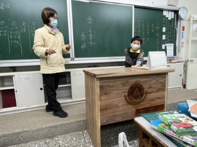 岸內國小師生對於新講桌都感到十分喜愛