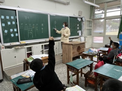 木製講桌參考原有講桌尺寸及師生使用習慣後進行設計與製作