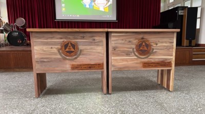由嘉義林管處及嘉義大學攜手製作的國產材講桌，交由台南市岸內國小師生使用