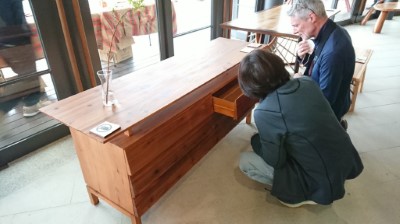 「創意家具類」金獎獲獎者為東海大學張景程、李冠緹的作品「再•見林田山」。