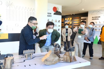 森2488設計總監涂以仁向林務局局長林華慶介紹木雕藝術作品