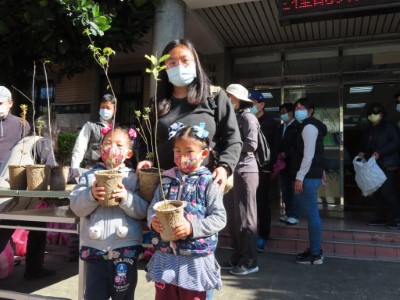小朋友於大溪工作站領取苗木相當開心(新竹林管處提供)