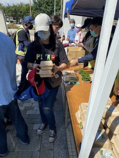 花蓮林管處與星巴克洄瀾門市舉辦贈苗活動