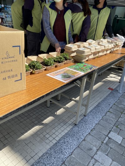 花蓮林管處與星巴克洄瀾門市舉辦贈苗活動