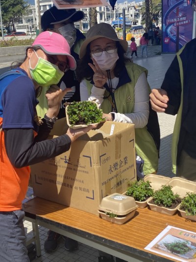 花蓮林管處與星巴克洄瀾門市舉辦贈苗活動