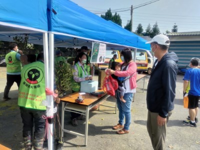 民眾帶著襁褓中的小朋友來兌換樹苗