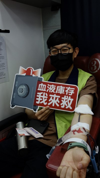 挽袖捐血