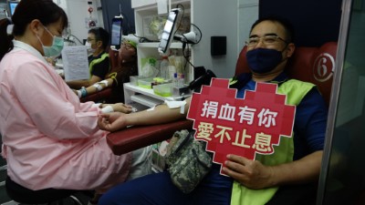 挽袖捐血