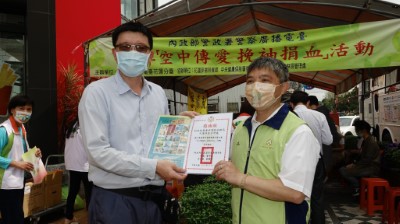 警察廣播電臺花蓮分臺長劉曜輝(左)頒贈感謝狀給花蓮林管處，由處長黃群策代表授獎。