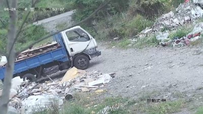 車輛傾倒垃圾中