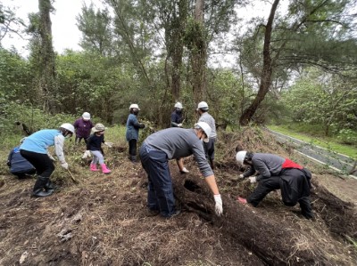圖1.結合在地社區共同參與保安林林下孔隙地枯木整理工作。（新竹林管處提供）