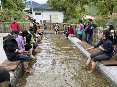 竹炭製程中加熱溫泉水之足浴池