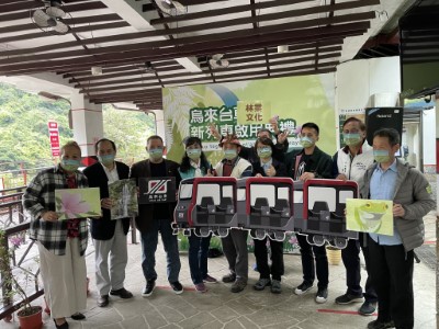 林務局新竹處與烏來區公所等單位人員慶祝新台車啟用典禮