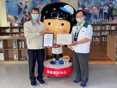 植樹月贈苗活動所募集發票由嘉義林管處政風室蔡毓哲主任代表捐贈給嘉義家扶中心