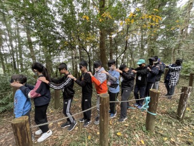 與小夥伴們團隊合作平面探索闖關(東眼山自然教育中心提供)