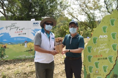 嘉義林管處致贈友達永續基金會感謝牌，謝謝企業攜手公部門造林減碳（台南新芽協會提供）