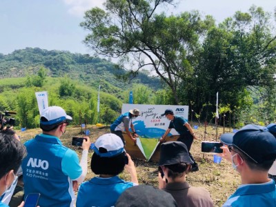 嘉義林管處處長張岱與友達光電暨友達永續基金會董事長彭双浪揭開「手護臺灣綠色堡壘」合作牌