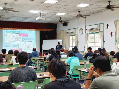 由主講人陳俞旭組長進行防汛宣導，提高汛期施工的安全與警覺性