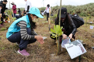 新竹林區管理處夏榮生處長與爭鮮股份有限公司陳上樸副董一同植樹(照片提供_新竹林區管理處)