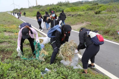 新竹林區管理處與爭鮮股份有限公司員工共同淨灘過程(照片提供_新竹林區管理處)