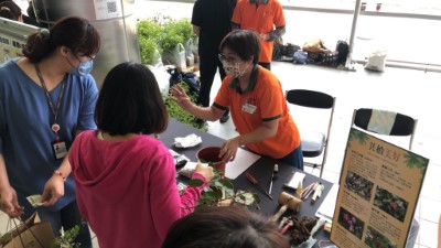 新新竹林管處邀請甘霖植物診所的楊淳婷樹醫師團隊親臨現場，為民眾解答樹木種植與後續照養相關疑難雜症，讓民眾輕鬆掌握種樹技巧與照養知識。(新竹林管處提供)