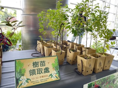環保育苗盆成份採用純回收紙漿纖維製成，無須膠合，加附穿繩提高攜帶便利性。(新竹林管處提供)