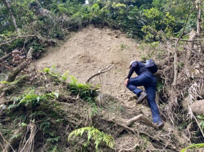 學習司法官攀越坍塌之山徑，體驗一線林業人員之辛勞(新竹林管處提供)