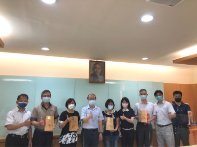 張岱處長亦頒發110年度工作績優人員獎，鼓勵同仁持續努力並將經驗傳承