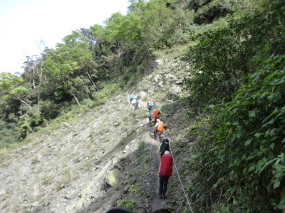 靠山壁側行走