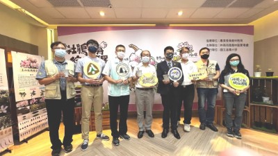 9日上午嘉義林管處在與會貴賓的見證下，與嘉義大學共同發表臺灣原生杜鵑培育成果