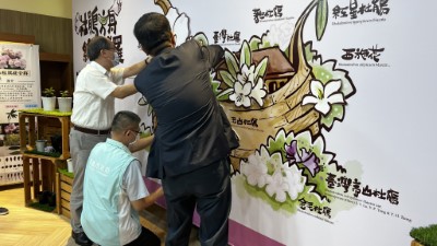 與會貴賓更共同將10種臺灣原生杜鵑放上，象徵「杜鵑方舟」正式啟動