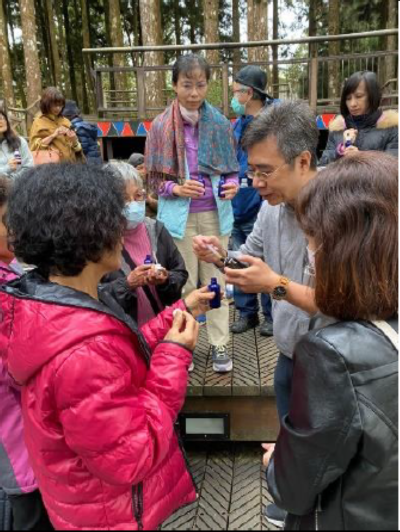 森林香噴噴精油製作體驗遊程，讓民眾用嗅覺感受森林的生命力