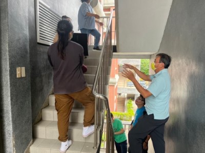 同仁們知道這些資訊設備要捐贈偏鄉數位學習使用，一起協助搬運。
