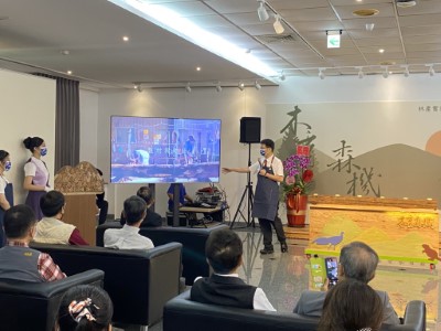 嘉義大學林翰謙校長發表數位化學習教材成果，日後將提供學生及公務員專業學習